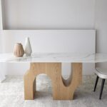 Mesa de comedor oval PETRA de tapa cerámica y patas fresno natural