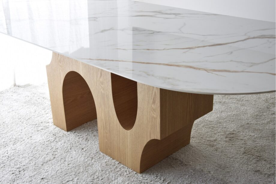 Mesa de comedor oval PETRA de tapa cerámica y patas fresno natural