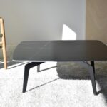 Mesa de centro cuadrada sobre piedra sinterizada y patas metal negro