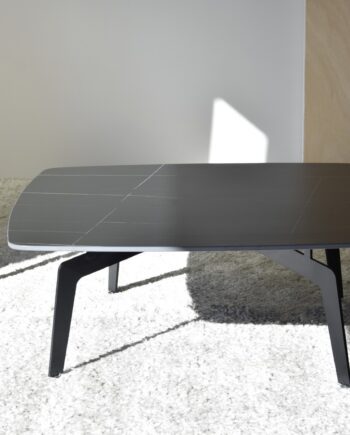 Mesa de centro cuadrada sobre piedra sinterizada y patas metal negro
