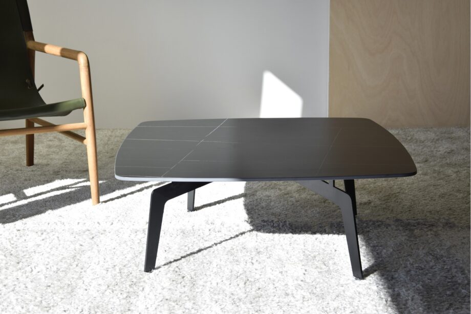 Mesa de centro cuadrada sobre piedra sinterizada y patas metal negro