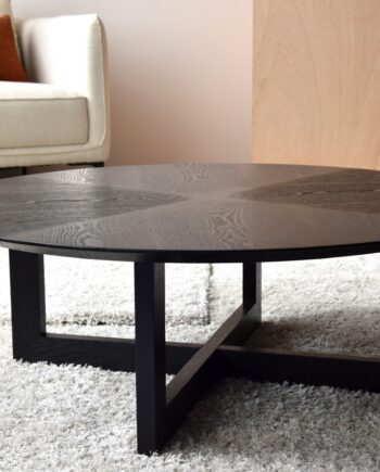 Mesa de centro redonda madera fresno teñido en negro, 34AC20852N Vp Interiorismo. 100 x 35 cm.