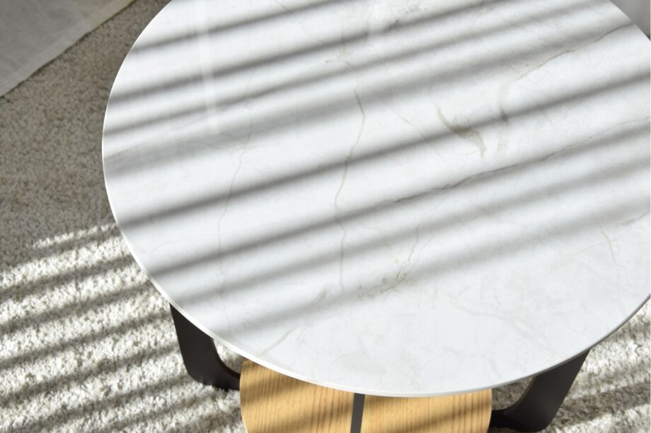Mesa auxiliar N17 mármol cerámico roble natural y metal negro VP Interiorismo