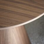 Mesa auxiliar redonda en nogal, 34AC652W Vp Interiorismo. 60 x 55 cm.