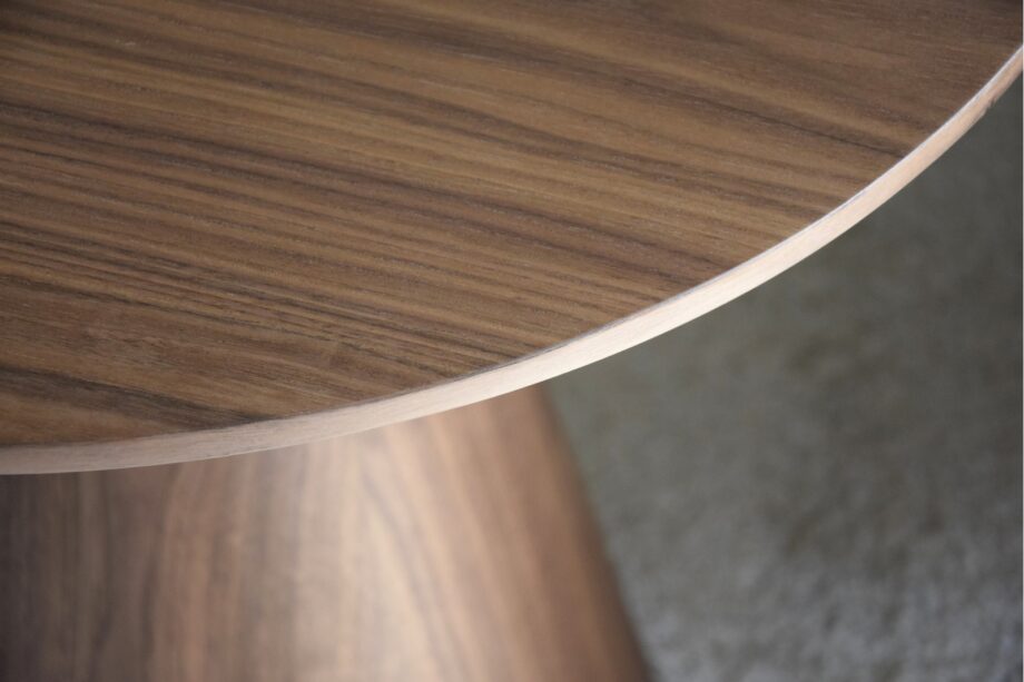Mesa auxiliar redonda en nogal, 34AC652W Vp Interiorismo. 60 x 55 cm.
