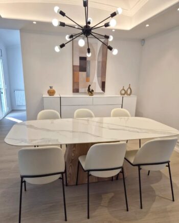 Mesa de comedor de piedra sinterizada y base madera fresno