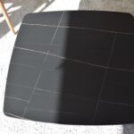 Mesa de centro cuadrada sobre piedra sinterizada y patas metal negro VP Interiorismo
