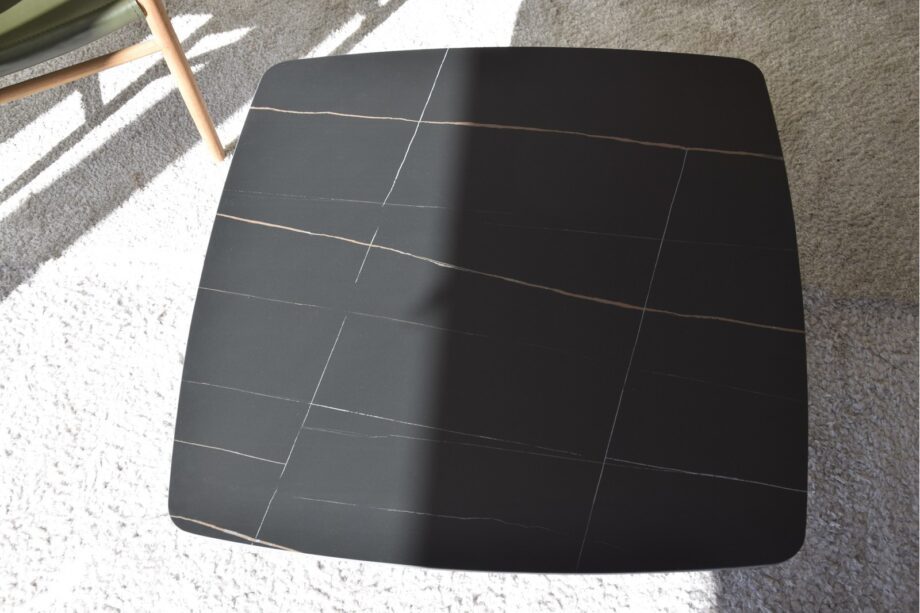 Mesa de centro cuadrada sobre piedra sinterizada y patas metal negro VP Interiorismo