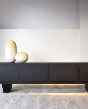 Mueble de TV RIO de roble teñido negro con 4 puertas Vp Interiorismo