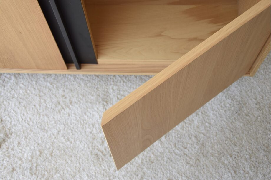 Mueble de TV roble natural y negro mate VP Interiorismo