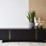 Mueble de TV roble teñido negro y oro envejecido Vp Interiorismo
