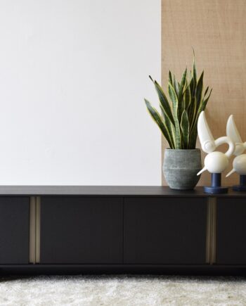 Mueble de TV roble teñido negro y oro envejecido Vp Interiorismo