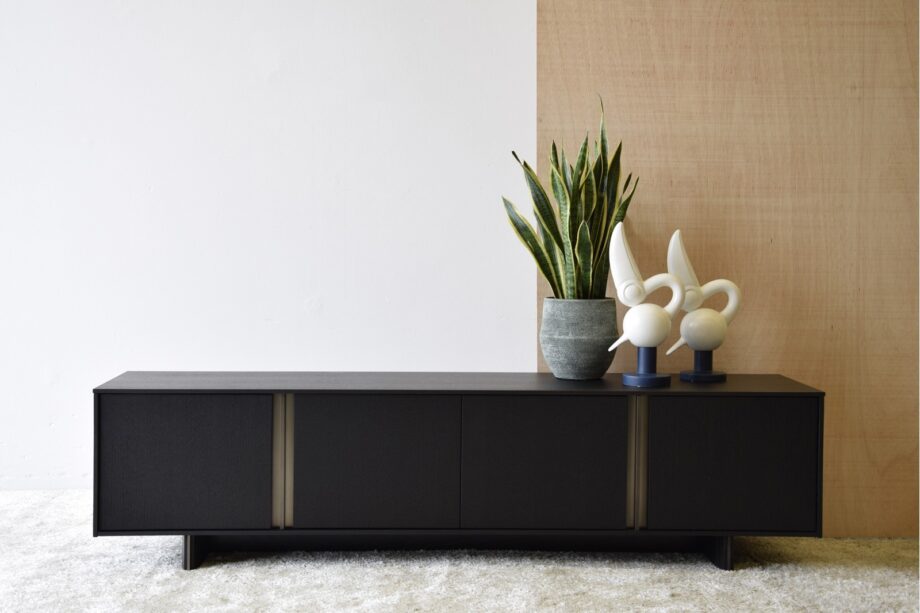 Mueble de TV roble teñido negro y oro envejecido Vp Interiorismo