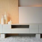 Mueble TV roble en tono blanco roto mate