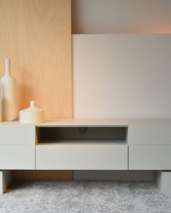 Mueble TV roble en tono blanco roto mate