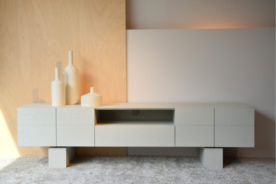 Mueble TV roble en tono blanco roto mate