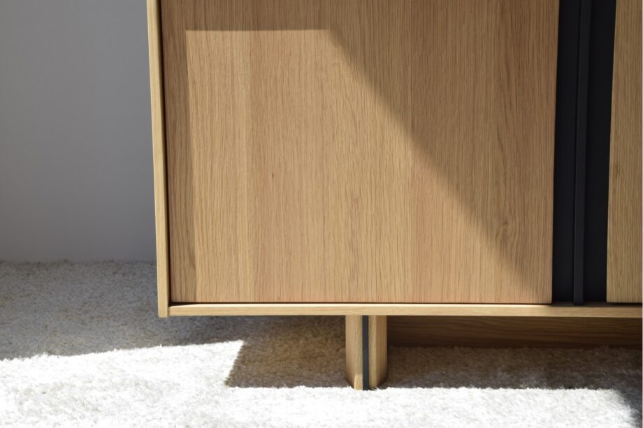 Mueble de TV roble natural y negro mate VP Interiorismo