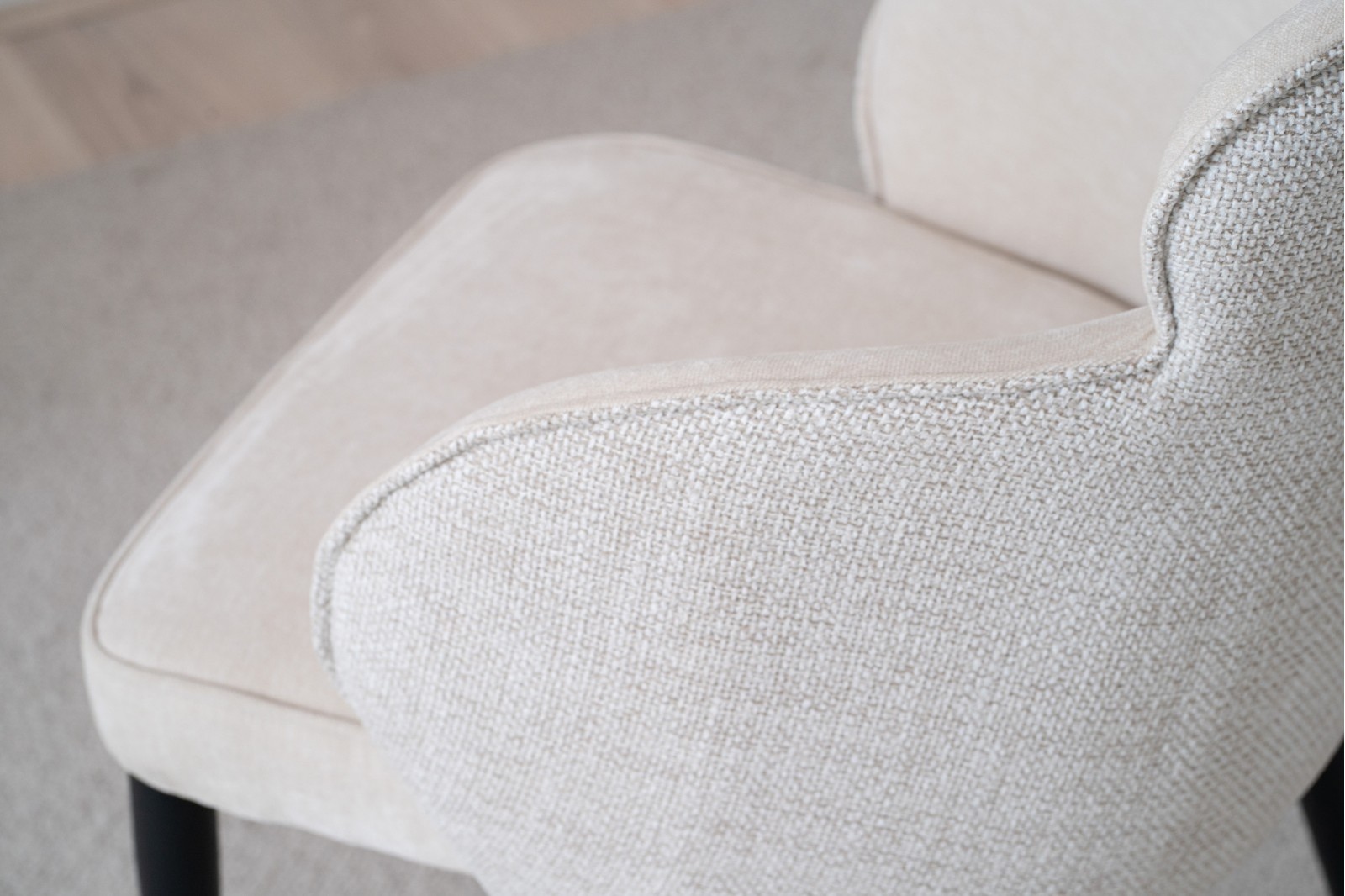 Set 2 Sillas OSLO con brazos arena beige y patas madera en negro mate VP Interiorismo