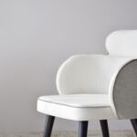 OSLO - Set 2 Sillas con brazos en tono beige y gris con patas de madera en negro mate