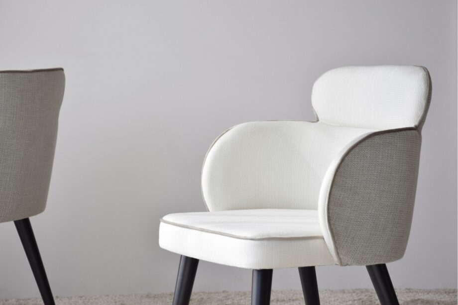 OSLO - Set 2 Sillas con brazos en tono beige y gris con patas de madera en negro mate