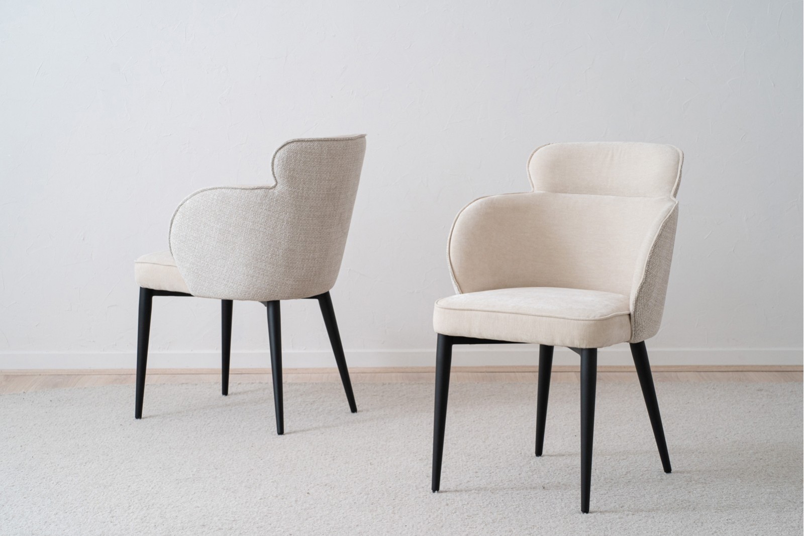 Set 2 Sillas OSLO con brazos arena beige y patas madera en negro mate VP Interiorismo