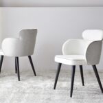 OSLO - Set 2 Sillas con brazos en tono beige y gris con patas de madera en negro mate