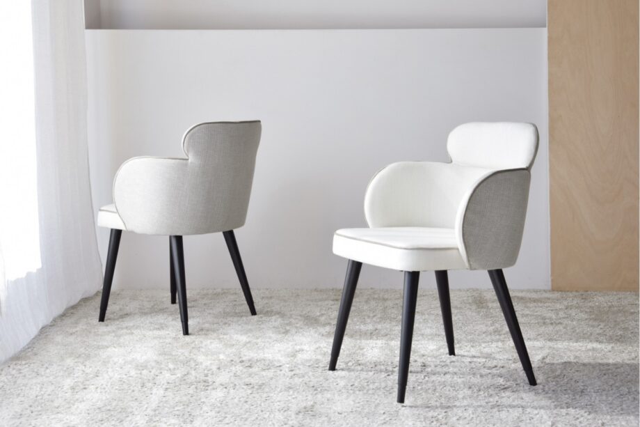 OSLO - Set 2 Sillas con brazos en tono beige y gris con patas de madera en negro mate