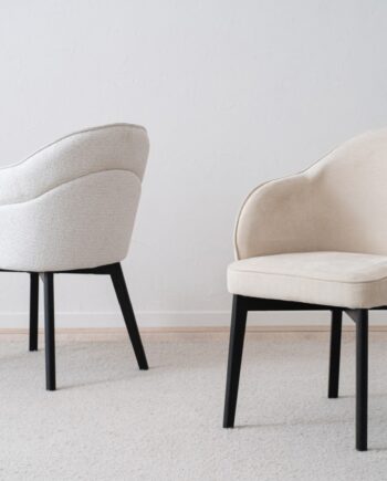 Set 2 Sillas ROMA con brazos marfil y patas metálicas en negro mate VP Interiorismo