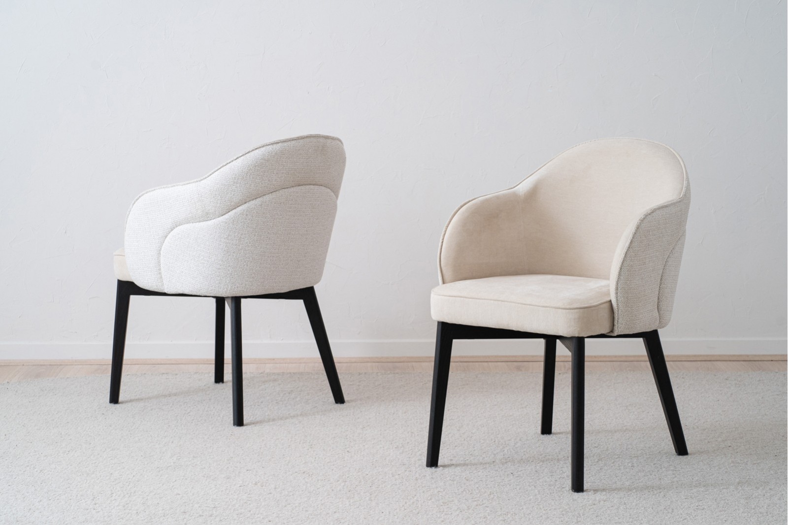 Set 2 Sillas ROMA con brazos marfil y patas metálicas en negro mate VP Interiorismo