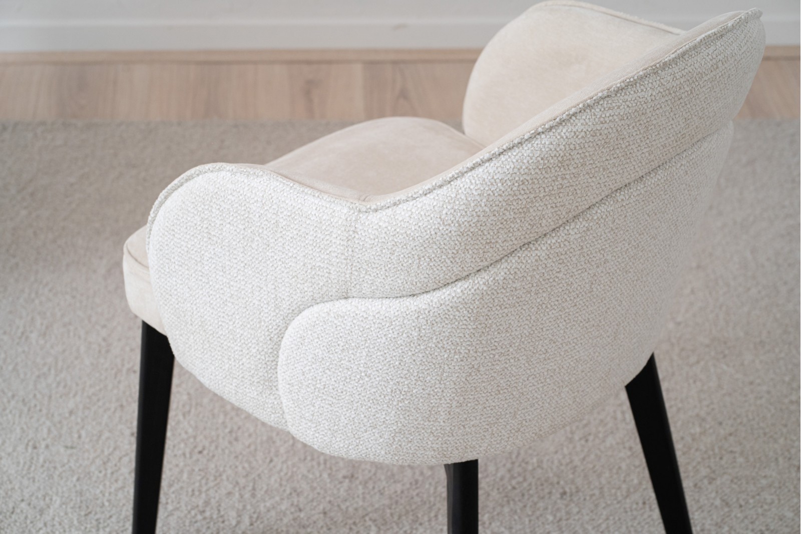 Set 2 Sillas ROMA con brazos marfil y patas metálicas en negro mate VP Interiorismo