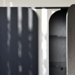 Armario CURVA de roble negro y arena mate con 2 puertas Vp Interiorismo.