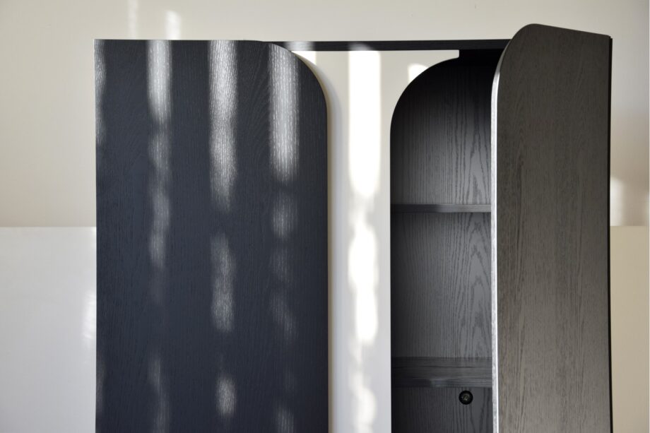 Armario CURVA de roble negro y arena mate con 2 puertas Vp Interiorismo.