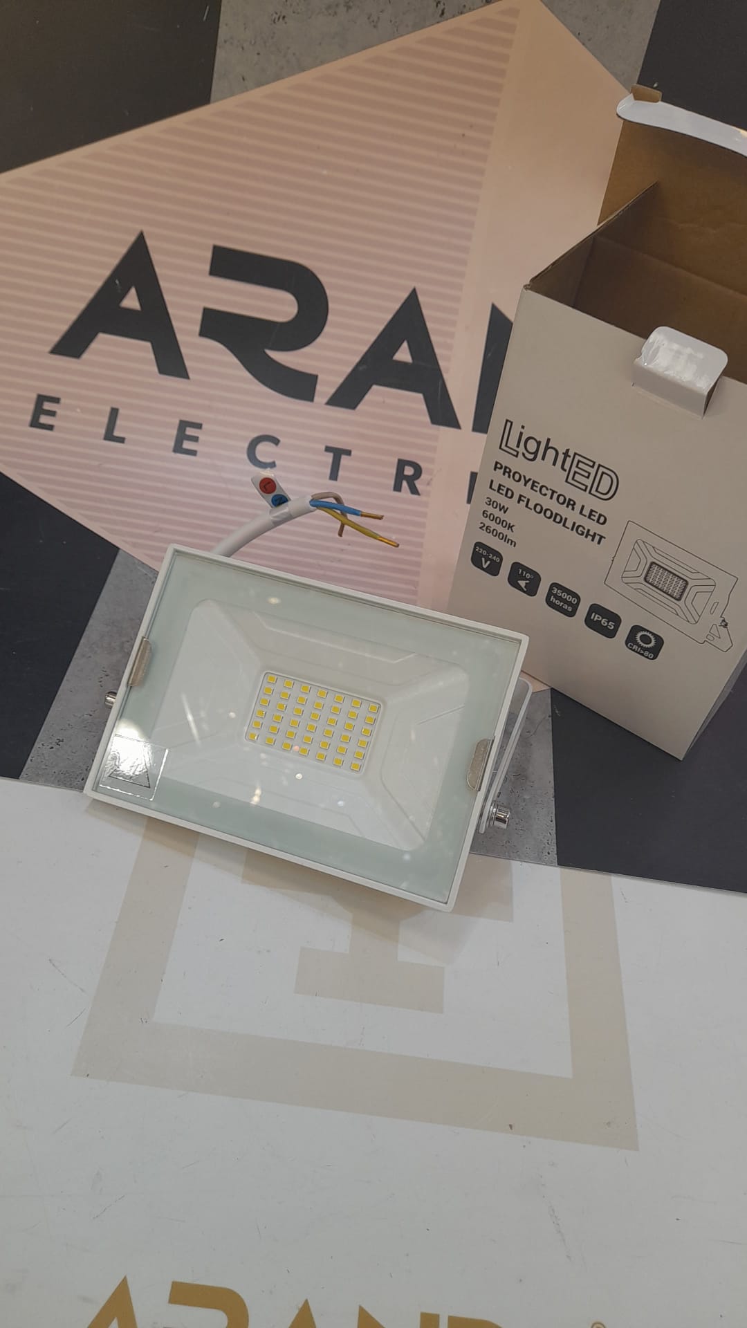 Lámpara Solar Exterior Piso LED 30W 6500K Luz Blanca IP64