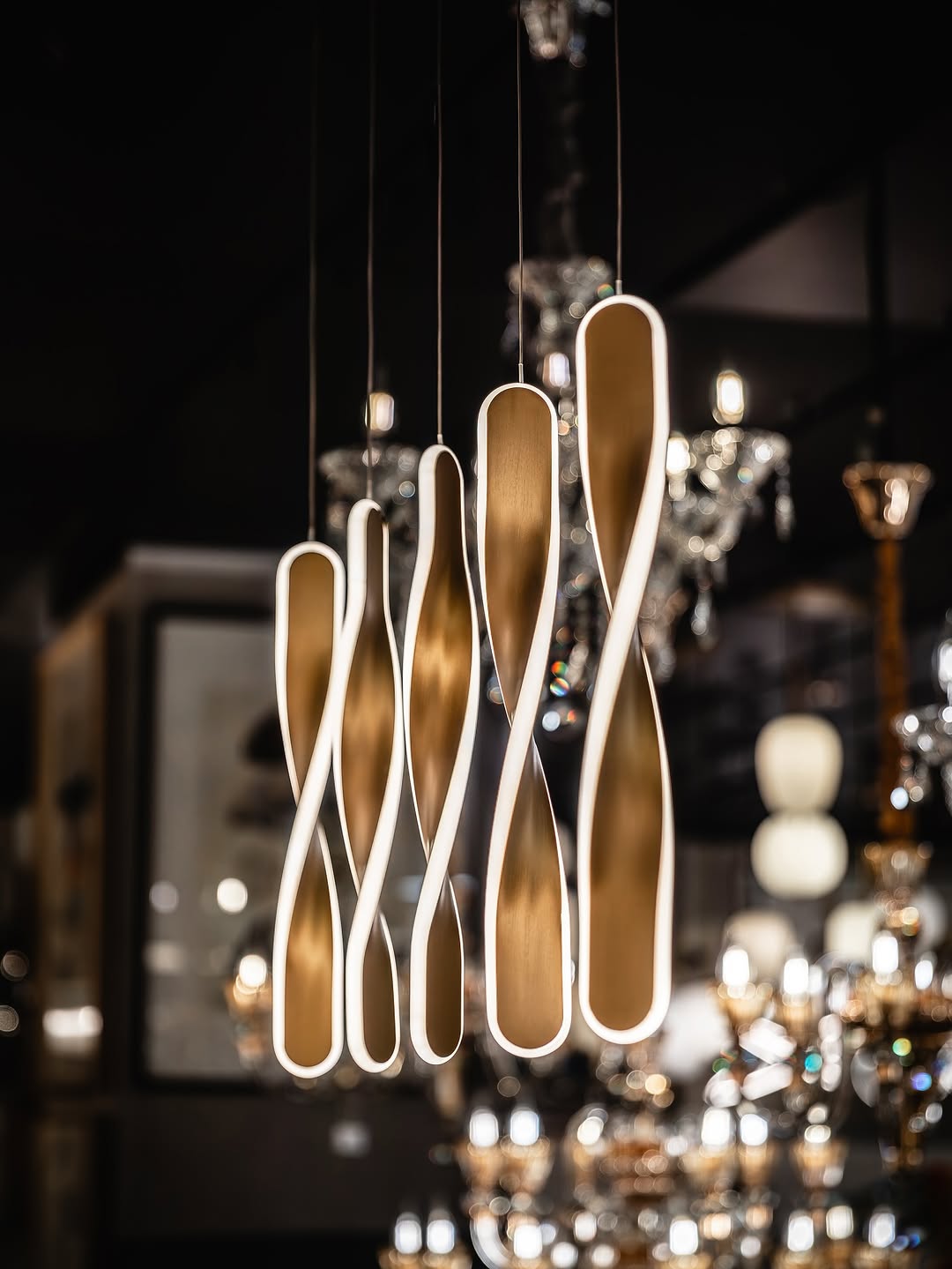 Lámpara en línea TWIST de 5 luces colgantes Oro cepillado con 50W Led Schuller