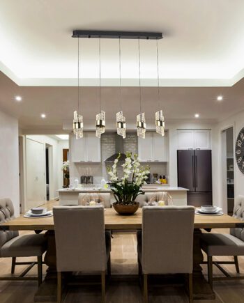 Lámpara en línea ILIADA de 5 luces colgantes con detalle en oro brillo con 35W Led