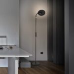 Lámpara de pie VOLTA negra 30W Led dimable mando distancia con CCT Schuller