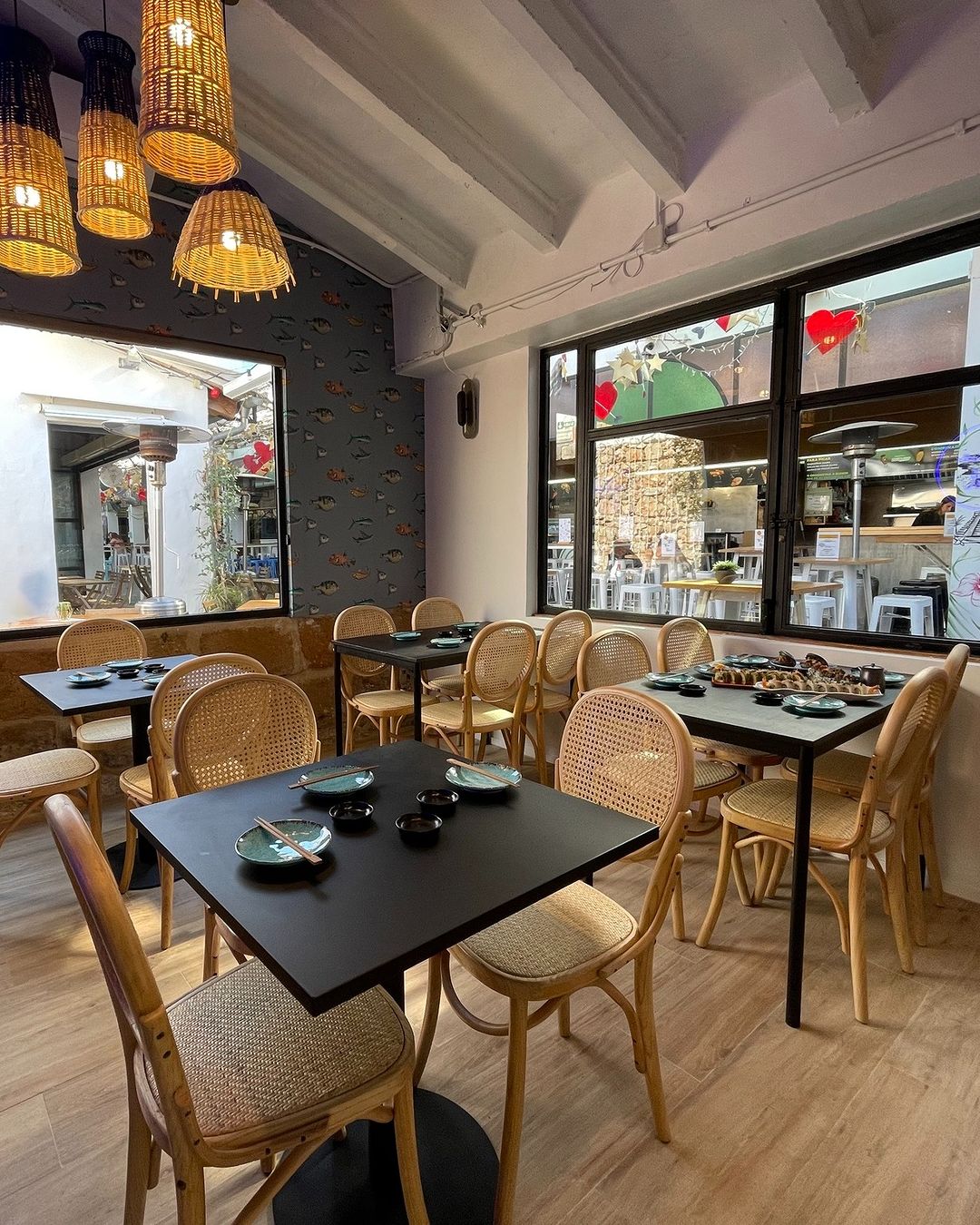 ERIZO: Colgante individual mimbre natural y negro trenzado para bombilla E27, 1109 FOKOBU. 33cm x 40cm altura.