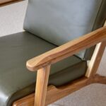 Butaca SWAN madera teka y asiento piel vacuno verde VP Interiorismo