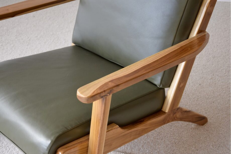 Butaca SWAN madera teka y asiento piel vacuno verde VP Interiorismo