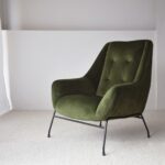 Butaca terciopelo verde oscuro de patas metálicas negras