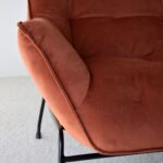 Butaca con respaldo terciopelo rojo con patas negro VP Interiorismo