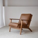 Butaca SWAN estructura teka y asiento piel vacuno camel