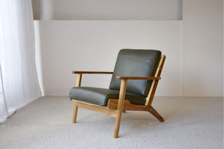 Butaca SWAN madera teka y asiento piel vacuno verde