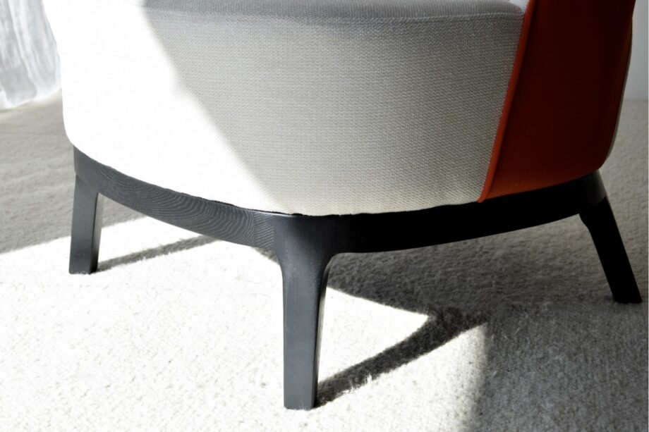 Butaca doble tapizado rojo y beige patas madera fresno VP Interiorismo