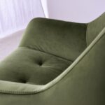 Butaca terciopelo verde oscuro de patas metálicas negras VP Interiorismo
