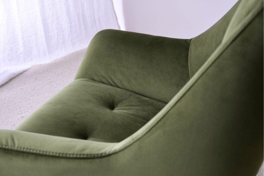 Butaca terciopelo verde oscuro de patas metálicas negras VP Interiorismo