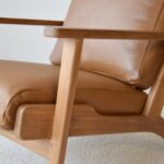 Butaca SWAN estructura teka y asiento piel vacuno camel VP Interiorismo