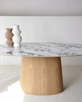 Mesa de comedor oval de sobre cerámico blanco con base fresno natural