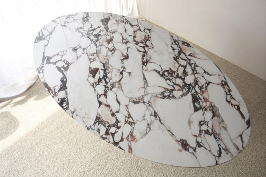 Mesa de comedor oval de sobre cerámico blanco con base fresno natural