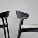 Set de dos sillas comedor EMMA madera fresno negro y beige VP Interiorismo